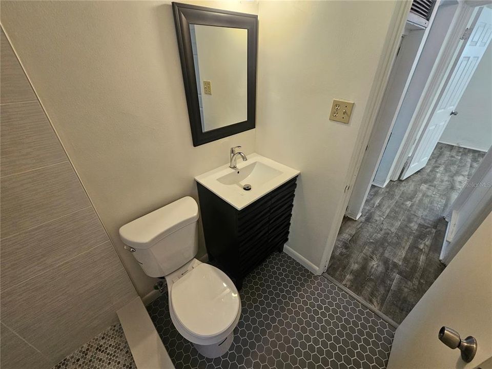 Active With Contract: $1,850 (2 beds, 1 baths, 864 Square Feet)