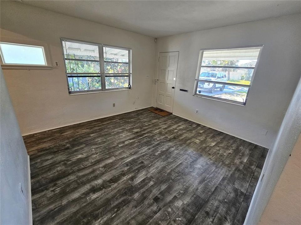 Active With Contract: $1,850 (2 beds, 1 baths, 864 Square Feet)