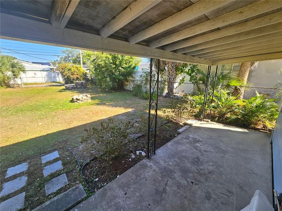 Active With Contract: $1,850 (2 beds, 1 baths, 864 Square Feet)