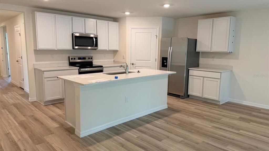 For Rent: $2,300 (4 beds, 2 baths, 1828 Square Feet)