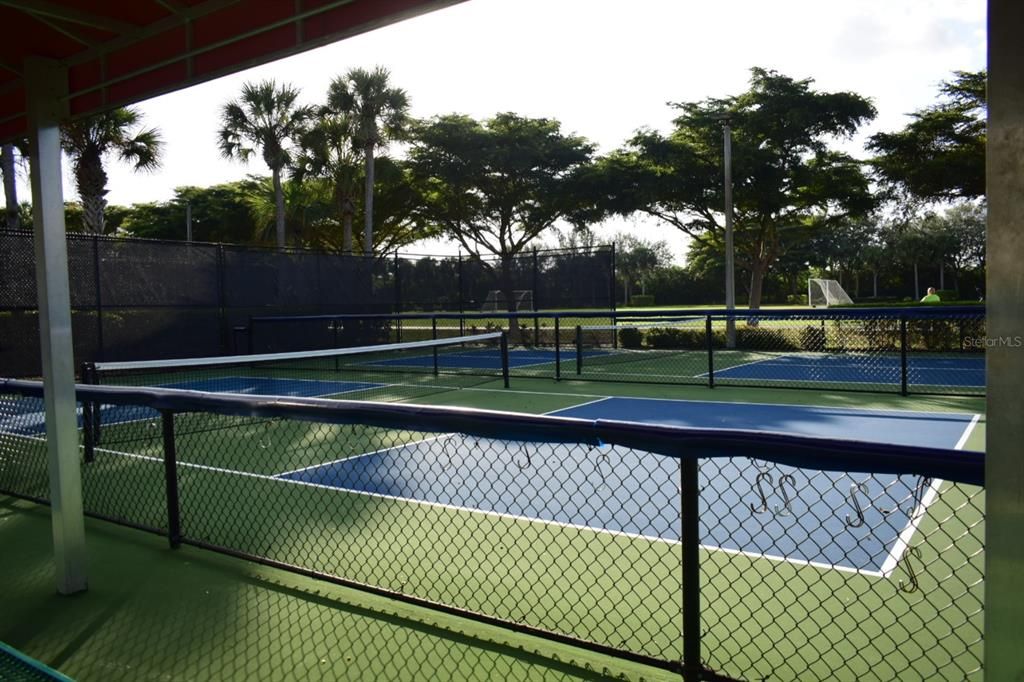 待售: $255,000 (2 贝兹, 2 浴室, 1055 平方英尺)