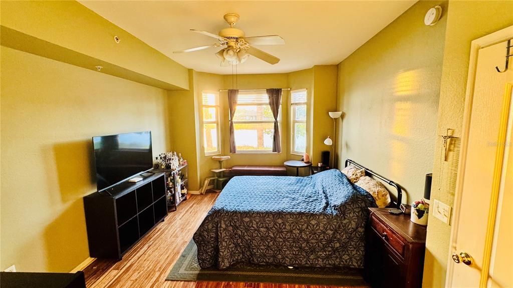 For Sale: $255,000 (2 beds, 2 baths, 1055 Square Feet)