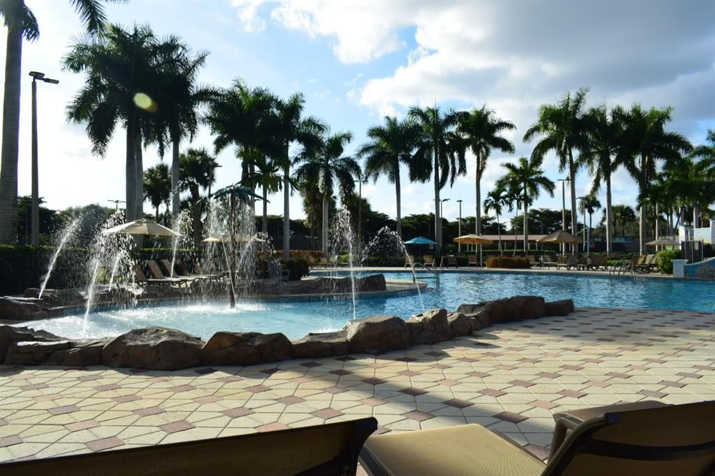 待售: $255,000 (2 贝兹, 2 浴室, 1055 平方英尺)