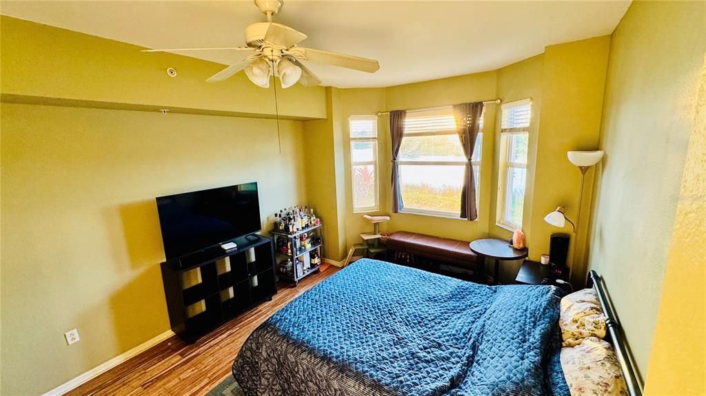 For Sale: $255,000 (2 beds, 2 baths, 1055 Square Feet)