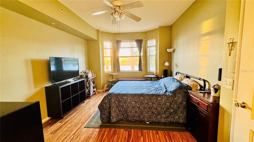 For Sale: $255,000 (2 beds, 2 baths, 1055 Square Feet)