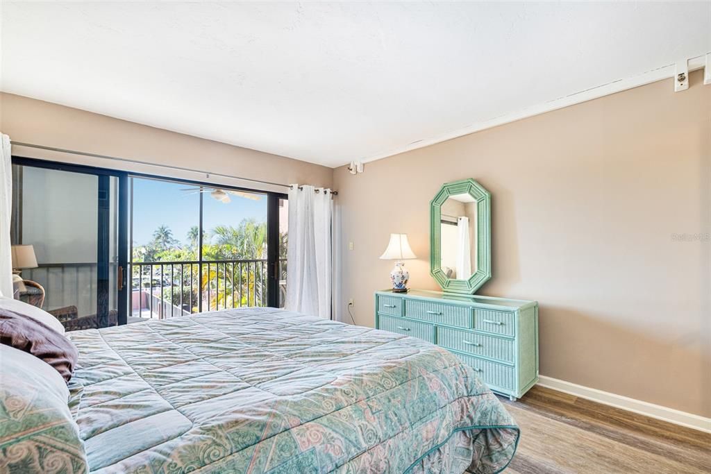 待售: $169,000 (1 贝兹, 1 浴室, 593 平方英尺)