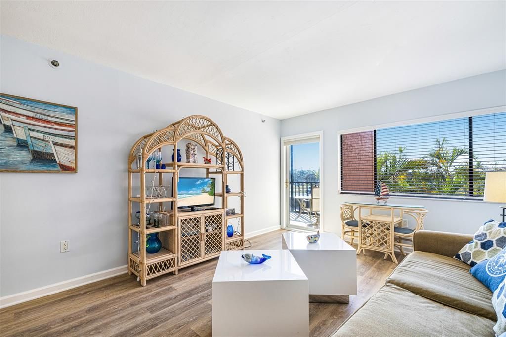 待售: $169,000 (1 贝兹, 1 浴室, 593 平方英尺)