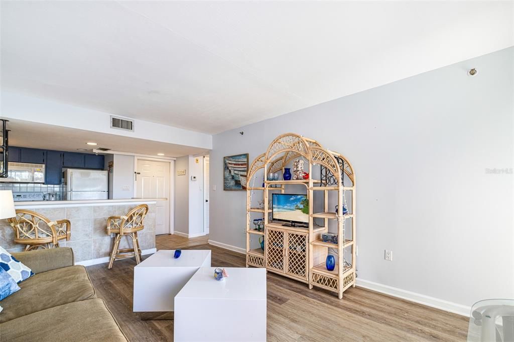 待售: $169,000 (1 贝兹, 1 浴室, 593 平方英尺)