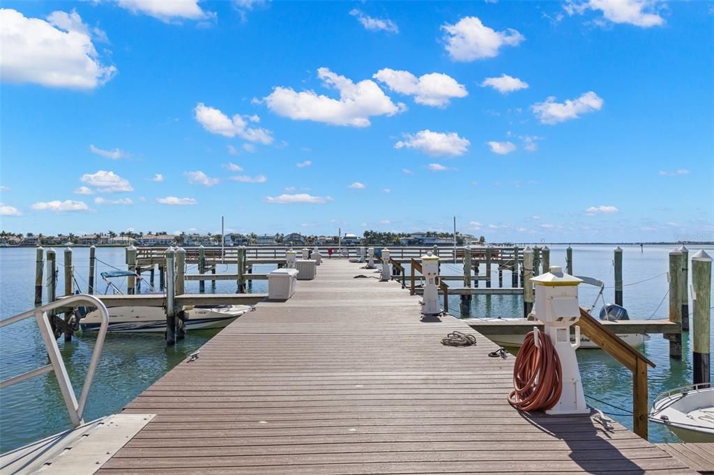 На продажу: $289,900 (2 спален, 2 ванн, 1175 Квадратных фут)