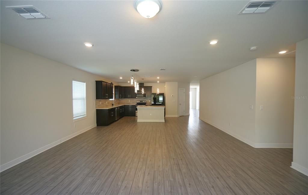 For Rent: $2,650 (4 beds, 2 baths, 2164 Square Feet)