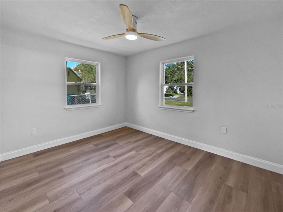 Active With Contract: $227,000 (2 beds, 1 baths, 864 Square Feet)