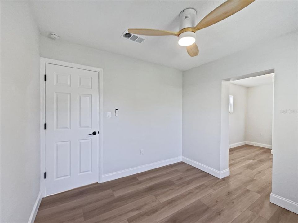 Active With Contract: $227,000 (2 beds, 1 baths, 864 Square Feet)