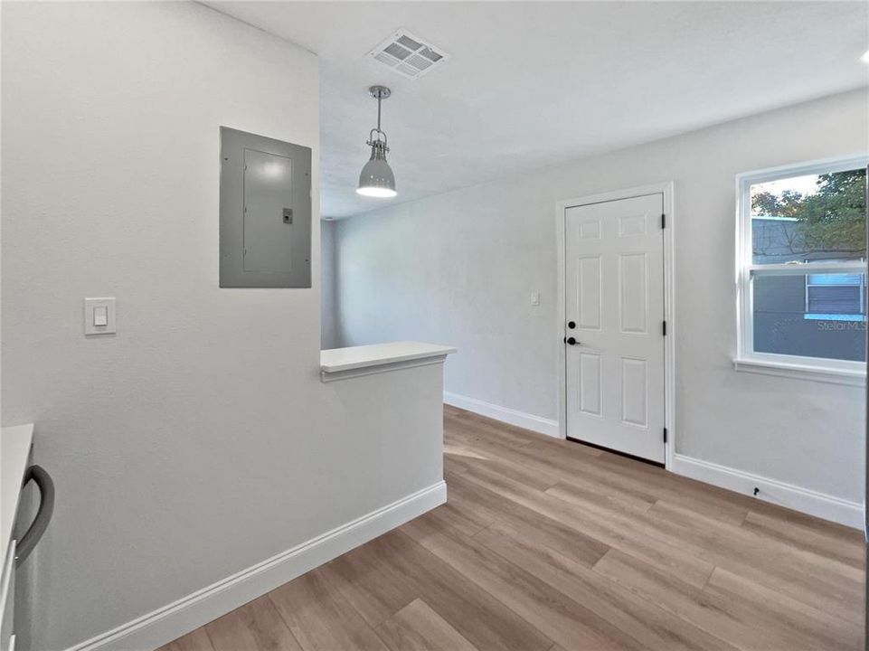 Active With Contract: $227,000 (2 beds, 1 baths, 864 Square Feet)