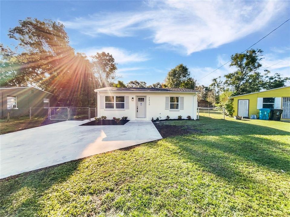 Active With Contract: $227,000 (2 beds, 1 baths, 864 Square Feet)