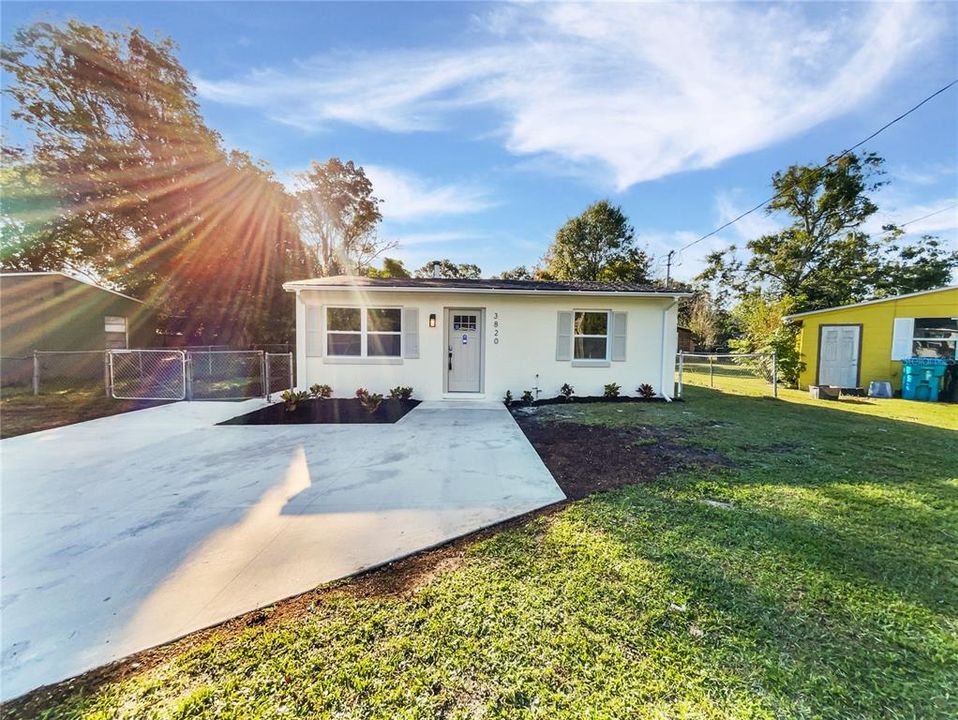 Active With Contract: $227,000 (2 beds, 1 baths, 864 Square Feet)