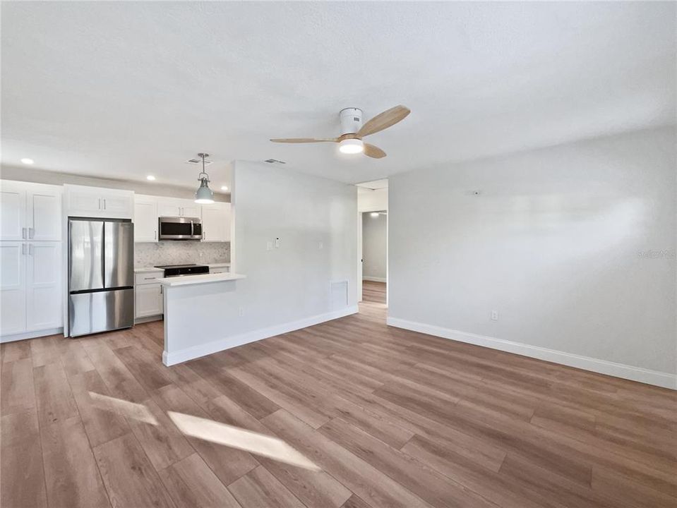 Active With Contract: $227,000 (2 beds, 1 baths, 864 Square Feet)