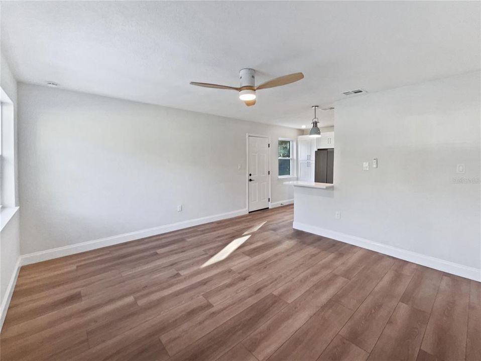Active With Contract: $227,000 (2 beds, 1 baths, 864 Square Feet)