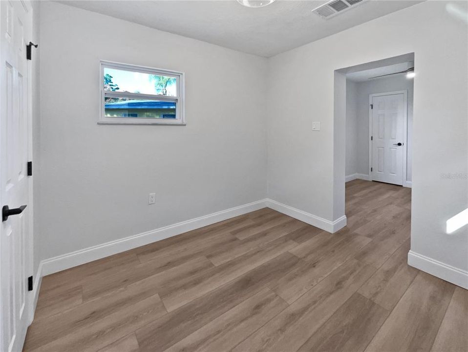 Active With Contract: $227,000 (2 beds, 1 baths, 864 Square Feet)