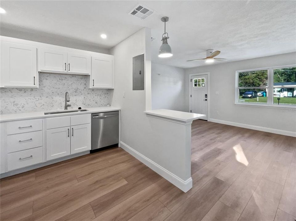 Active With Contract: $227,000 (2 beds, 1 baths, 864 Square Feet)