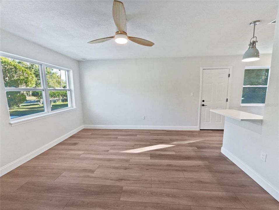 Active With Contract: $227,000 (2 beds, 1 baths, 864 Square Feet)