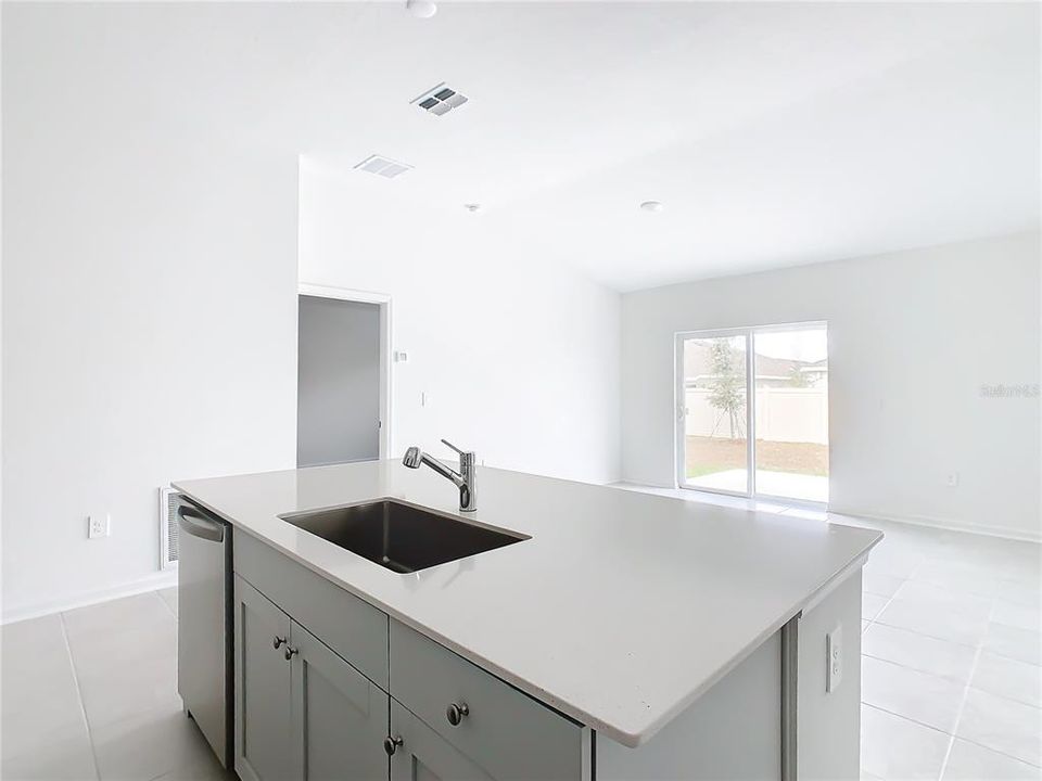 For Rent: $2,000 (3 beds, 2 baths, 1555 Square Feet)