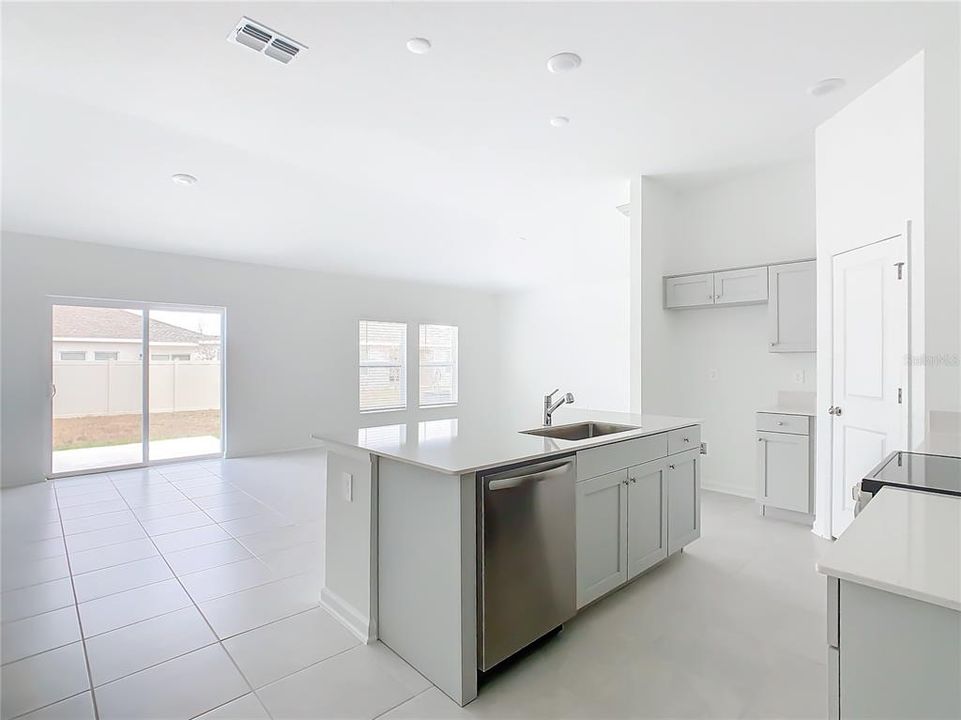 For Rent: $2,000 (3 beds, 2 baths, 1555 Square Feet)