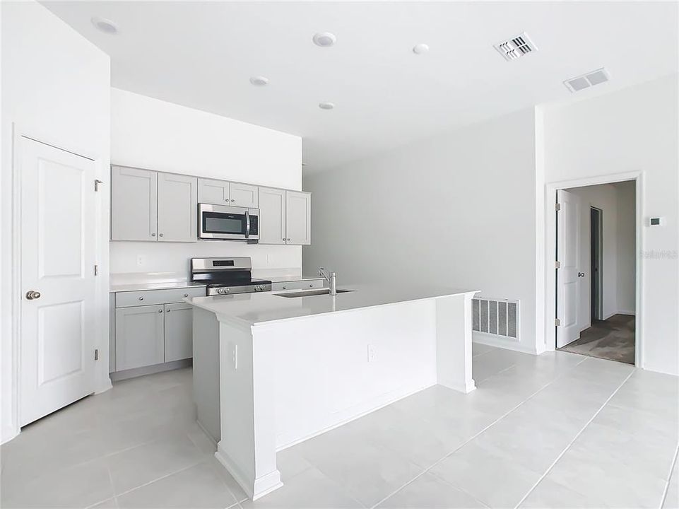 For Rent: $2,000 (3 beds, 2 baths, 1555 Square Feet)