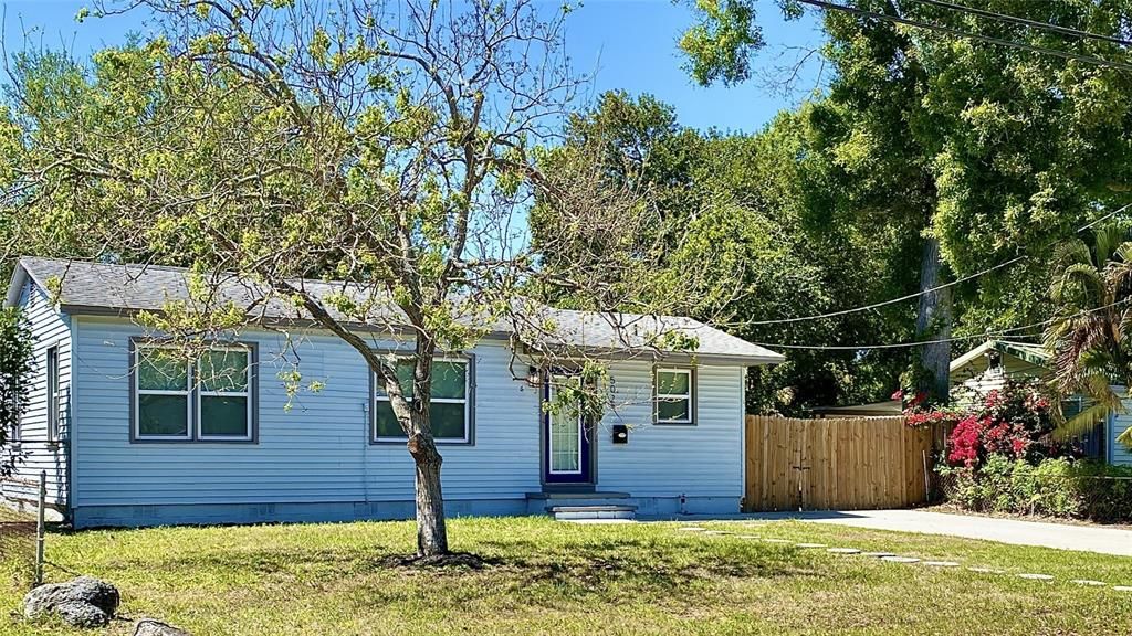 Active With Contract: $2,500 (3 beds, 2 baths, 1020 Square Feet)