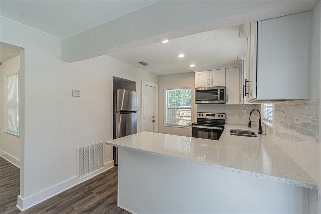 Active With Contract: $2,500 (3 beds, 2 baths, 1020 Square Feet)