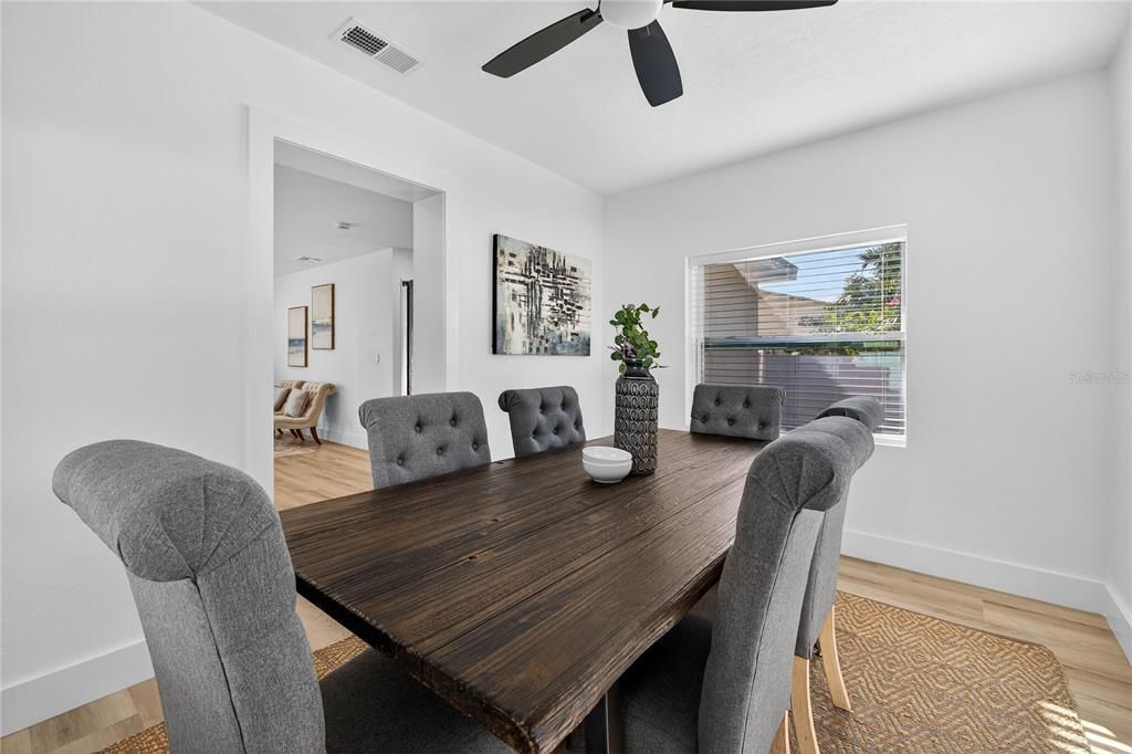 合同活跃: $423,900 (4 贝兹, 2 浴室, 1502 平方英尺)