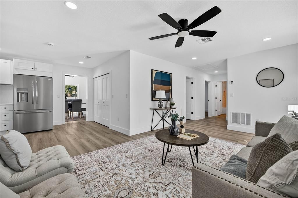 合同活跃: $423,900 (4 贝兹, 2 浴室, 1502 平方英尺)