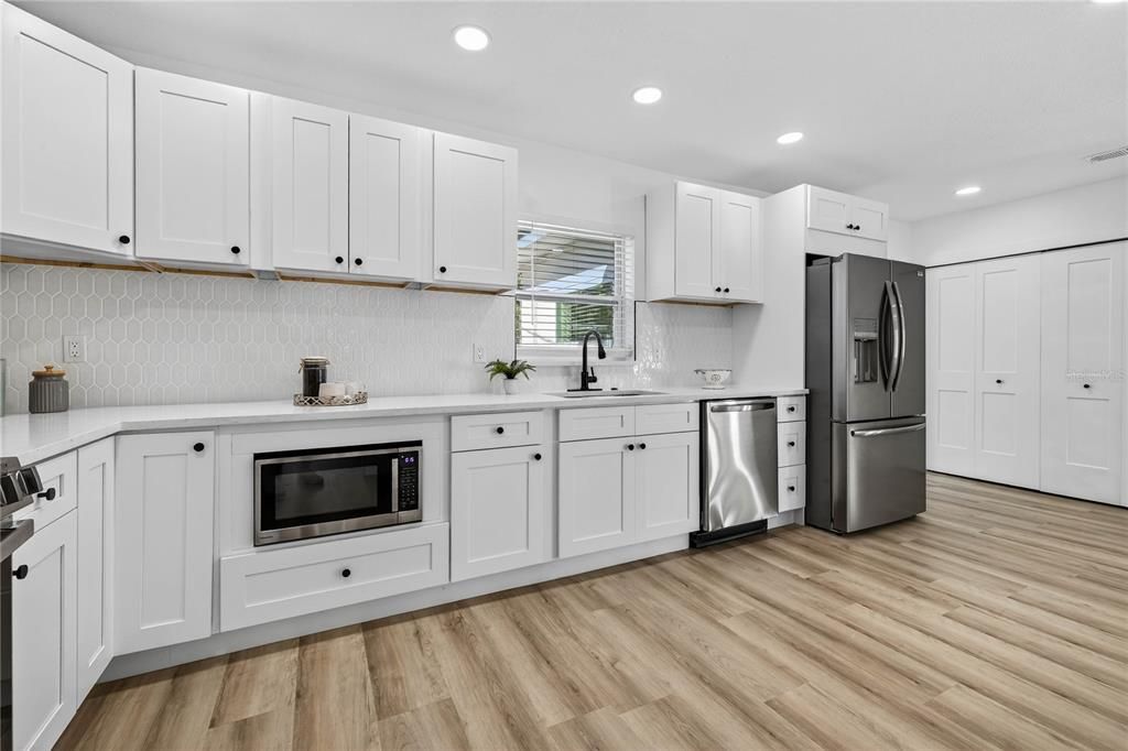 合同活跃: $423,900 (4 贝兹, 2 浴室, 1502 平方英尺)