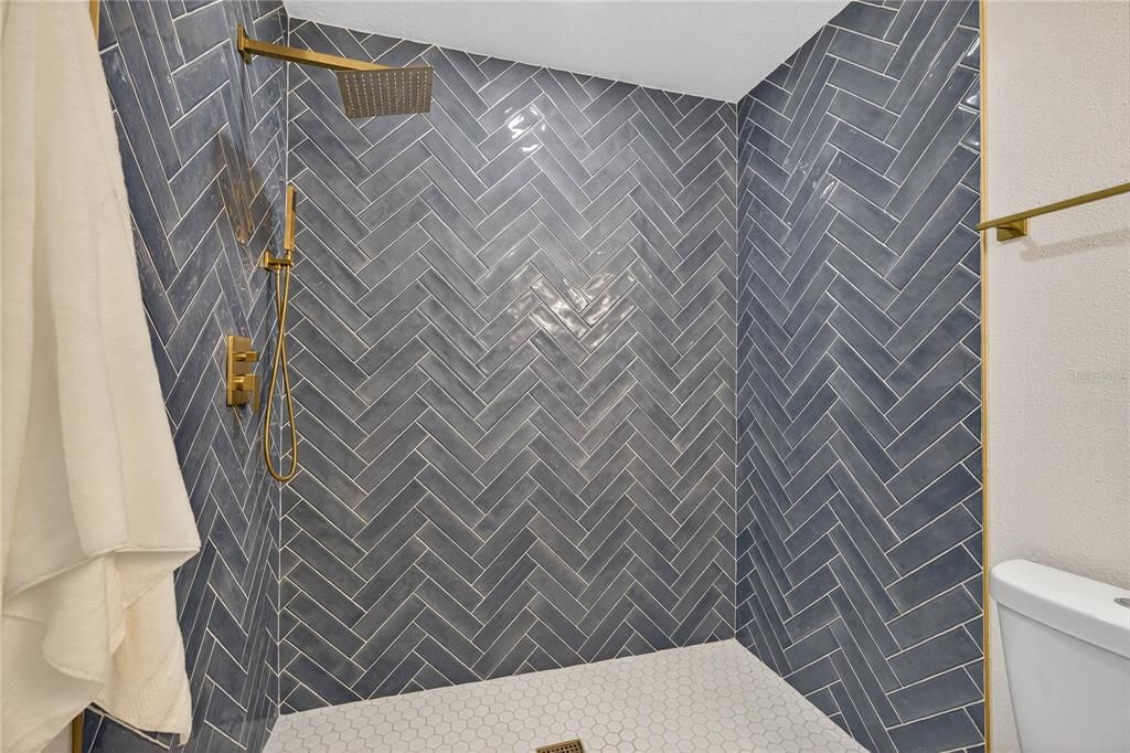 合同活跃: $423,900 (4 贝兹, 2 浴室, 1502 平方英尺)