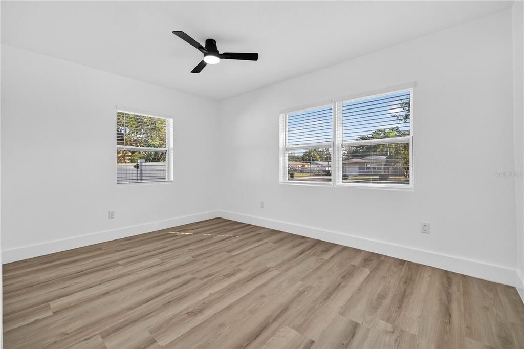 合同活跃: $423,900 (4 贝兹, 2 浴室, 1502 平方英尺)