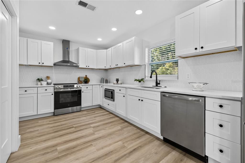 合同活跃: $423,900 (4 贝兹, 2 浴室, 1502 平方英尺)