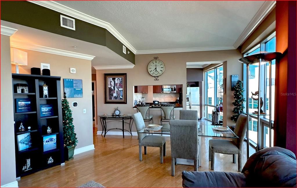 出租: $5,400 (2 贝兹, 2 浴室, 1700 平方英尺)