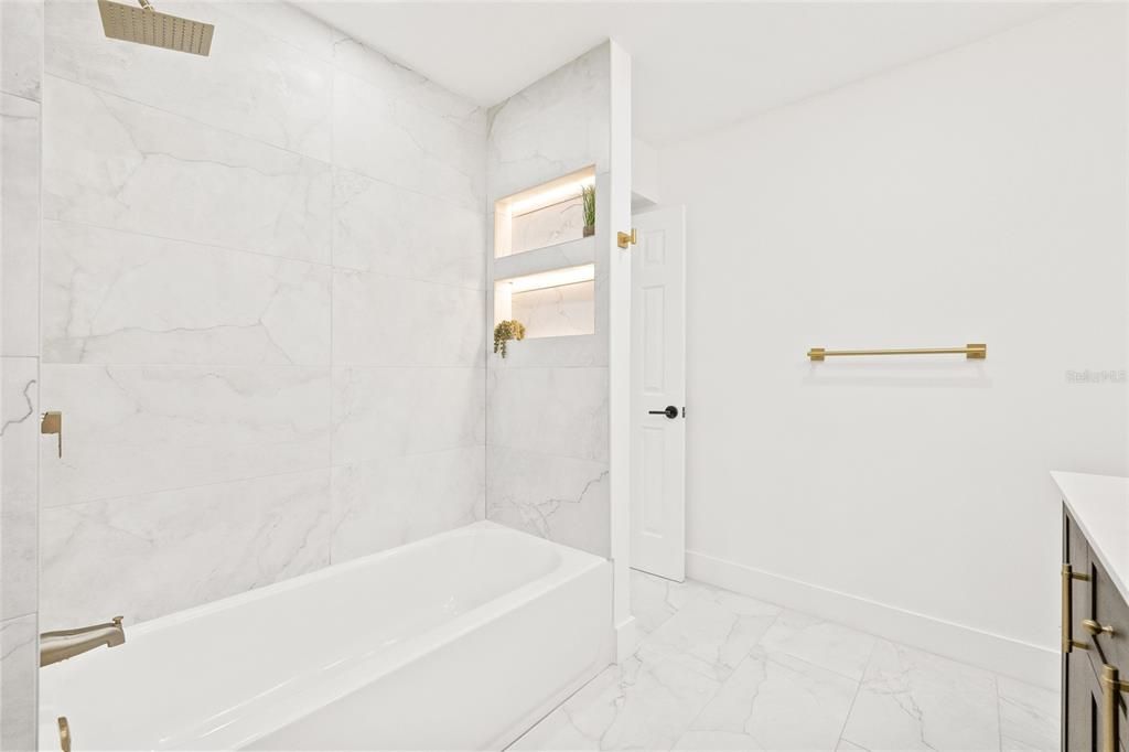 合同活跃: $429,900 (3 贝兹, 2 浴室, 1347 平方英尺)