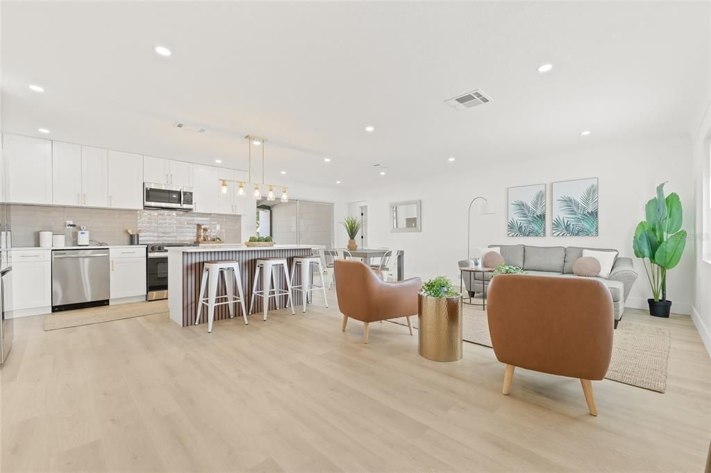 合同活跃: $429,900 (3 贝兹, 2 浴室, 1347 平方英尺)