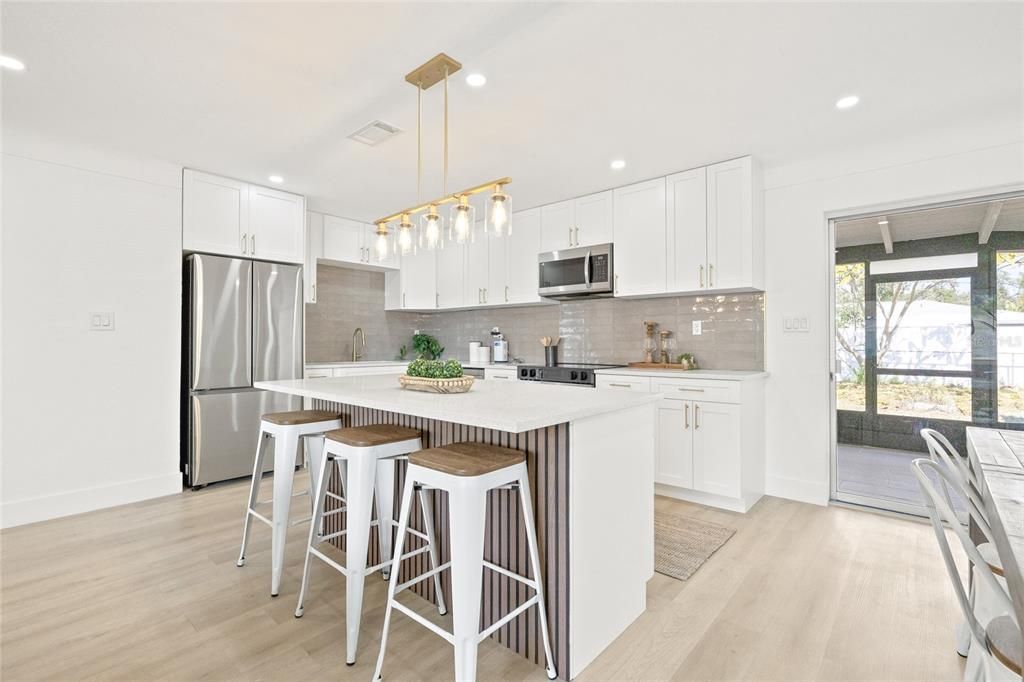 合同活跃: $429,900 (3 贝兹, 2 浴室, 1347 平方英尺)