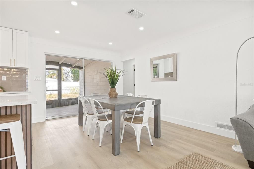 合同活跃: $429,900 (3 贝兹, 2 浴室, 1347 平方英尺)