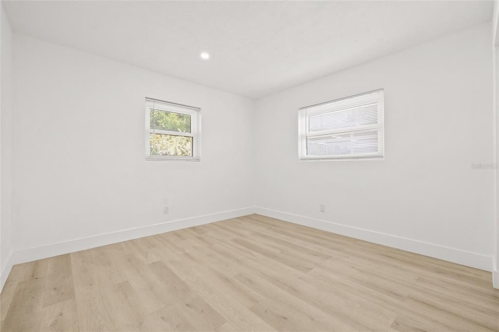 合同活跃: $429,900 (3 贝兹, 2 浴室, 1347 平方英尺)