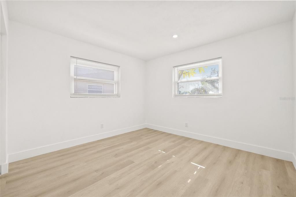 合同活跃: $429,900 (3 贝兹, 2 浴室, 1347 平方英尺)