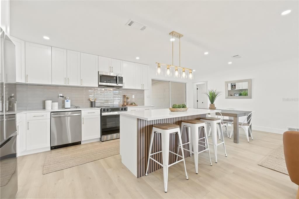 合同活跃: $429,900 (3 贝兹, 2 浴室, 1347 平方英尺)