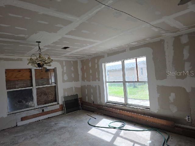 待售: $185,000 (4 贝兹, 2 浴室, 1881 平方英尺)