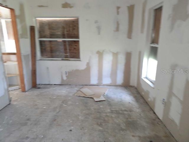 待售: $185,000 (4 贝兹, 2 浴室, 1881 平方英尺)