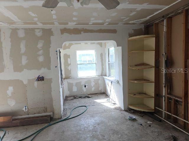 待售: $185,000 (4 贝兹, 2 浴室, 1881 平方英尺)