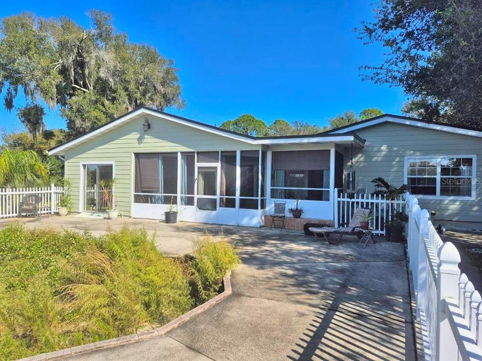 For Sale: $294,900 (5 beds, 2 baths, 1917 Square Feet)