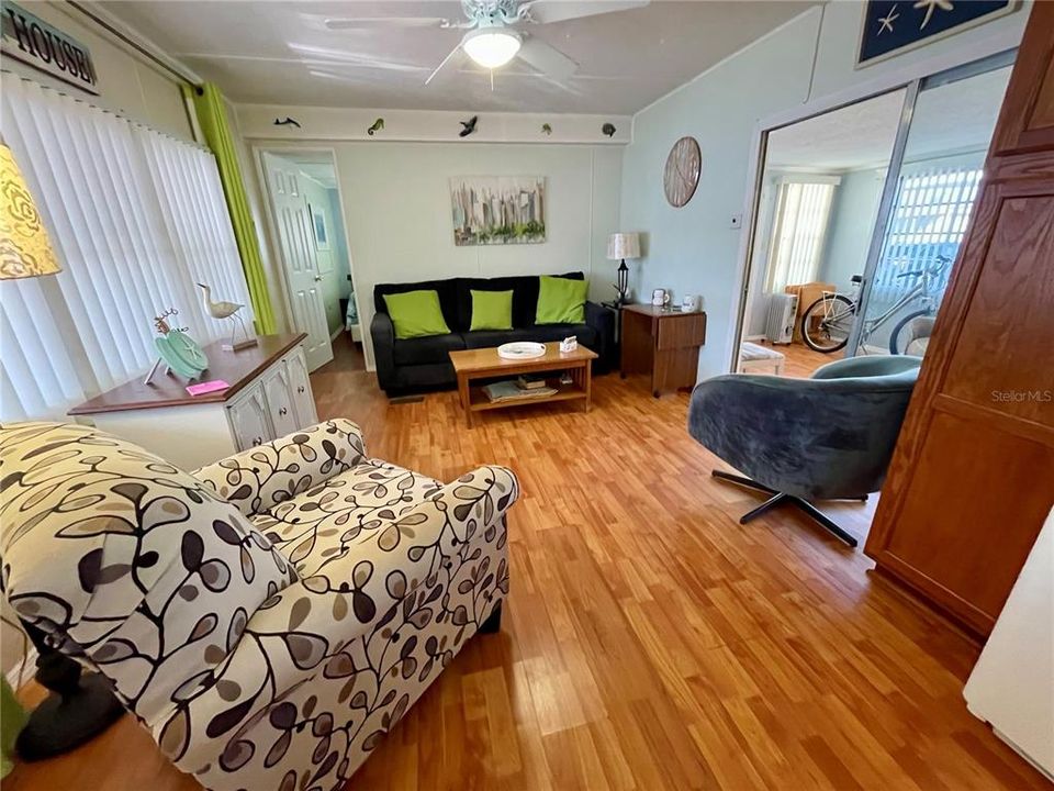 For Sale: $99,900 (2 beds, 1 baths, 872 Square Feet)