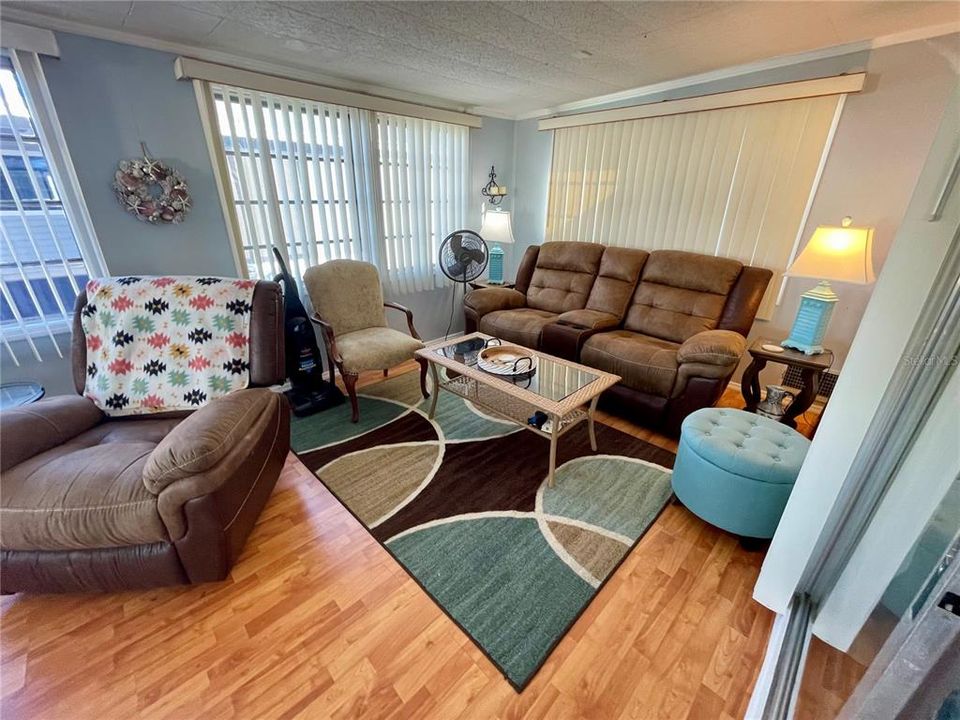 For Sale: $99,900 (2 beds, 1 baths, 872 Square Feet)