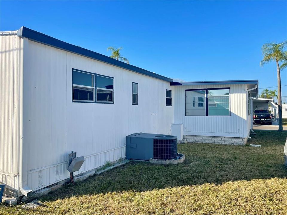 For Sale: $99,900 (2 beds, 1 baths, 872 Square Feet)